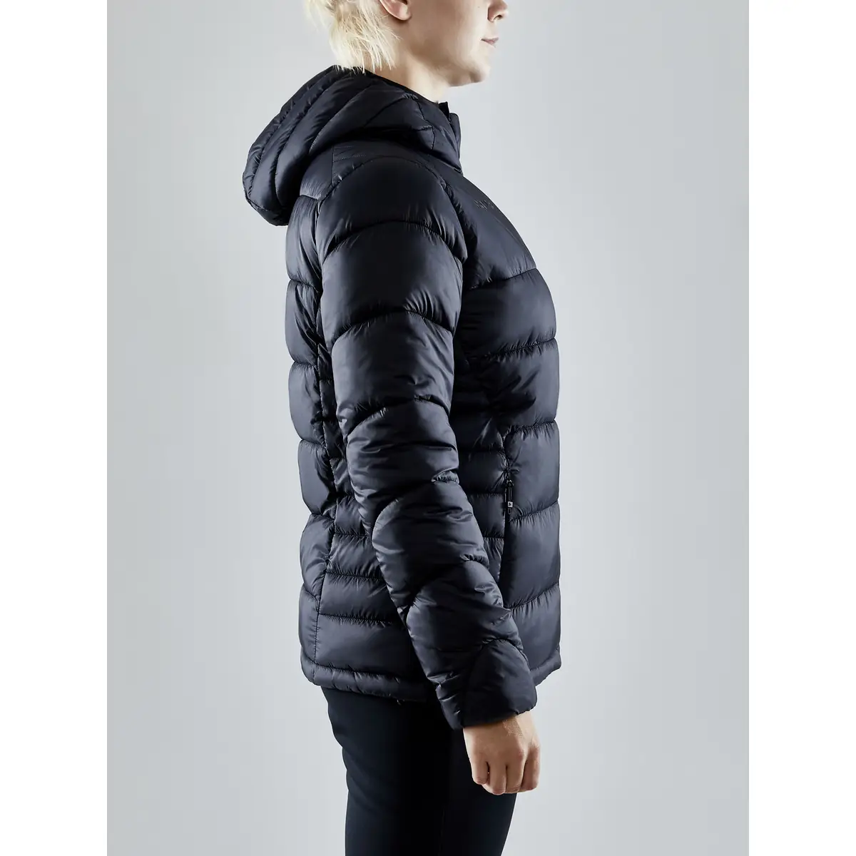 Chaqueta mujer CRAFT CORE EXPLORE ISOLATE JACKET 1910391 47 Chaqueta mujer CRAFT CORE EXPLORE ISOLATE JACKET 1910391, con modelo, vista lateral