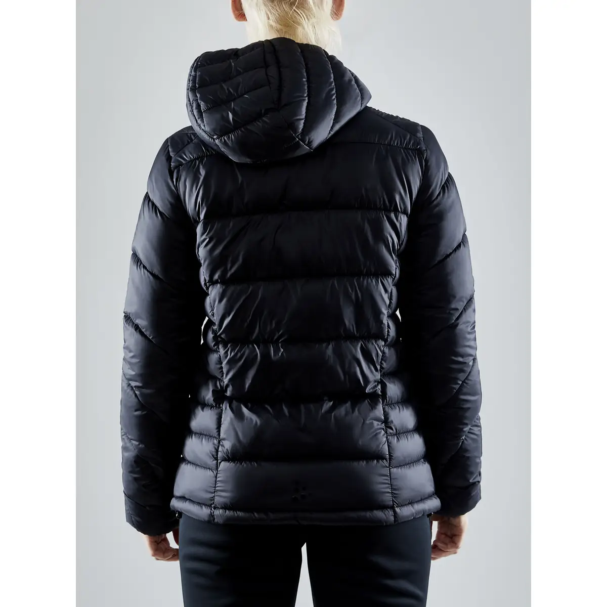 Chaqueta mujer CRAFT CORE EXPLORE ISOLATE JACKET 1910391 48 Chaqueta mujer CRAFT CORE EXPLORE ISOLATE JACKET 1910391, con modelo, vista posterior
