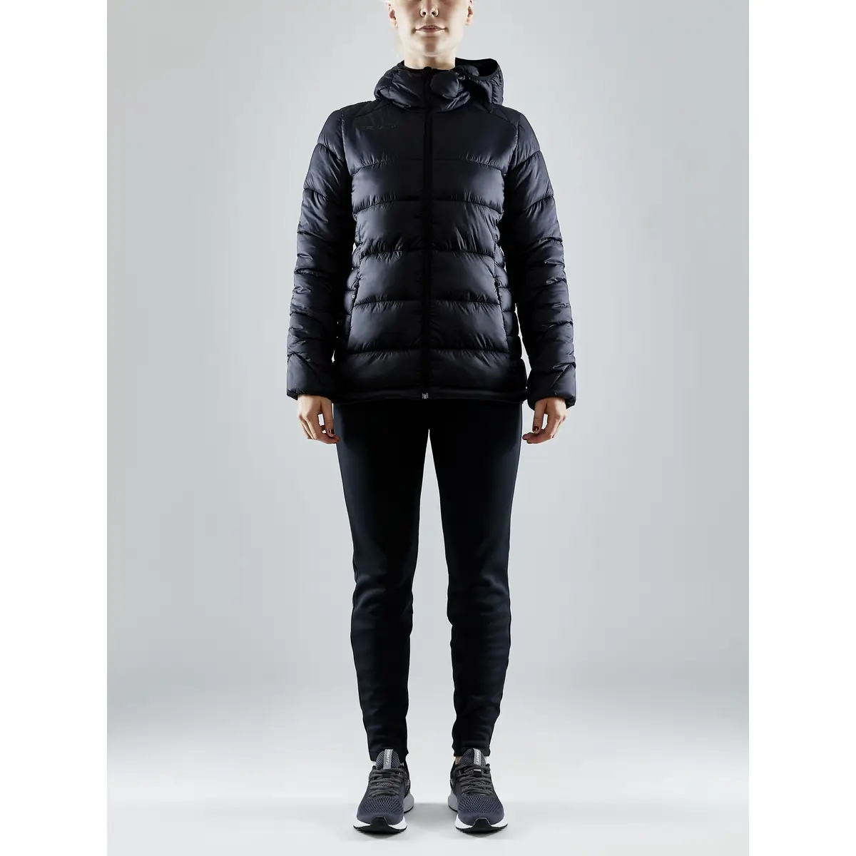 Chaqueta mujer CRAFT CORE EXPLORE ISOLATE JACKET 1910391 49 Chaqueta mujer CRAFT CORE EXPLORE ISOLATE JACKET 1910391, con modelo, vista frontal