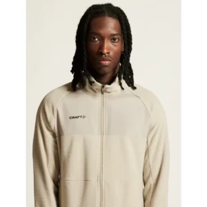 Polar hombre CRAFT ADV EXPLORE FLEECE MIDLAYER 1910396, con modelo, detalle frontal del cuello