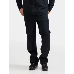 Conjunto de lluvia Craft Core Explore Rain Set M 1910994, Negro, detalle frontal del conjunto con modelo