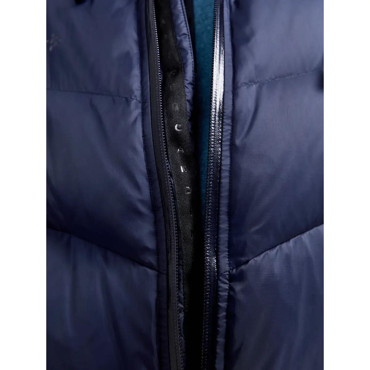 Chaqueta hombre CRAFT ADV EXPLORE DOWN JACKET 1911632 8 Chaqueta hombre CRAFT ADV EXPLORE DOWN JACKET 1911632, detalle de la cremallera central