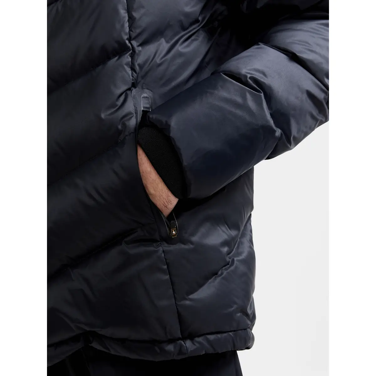 Chaqueta hombre CRAFT ADV EXPLORE DOWN JACKET 1911632 13 Chaqueta hombre CRAFT ADV EXPLORE DOWN JACKET 1911632, detalle del bolsillo con modelo