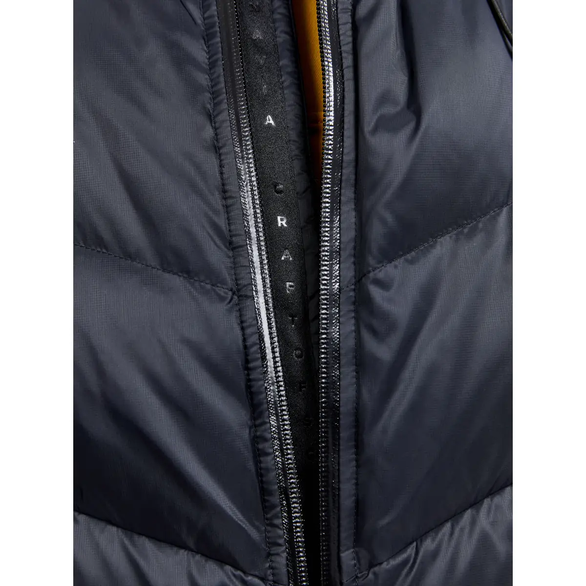Chaqueta hombre CRAFT ADV EXPLORE DOWN JACKET 1911632 14 Chaqueta hombre CRAFT ADV EXPLORE DOWN JACKET 1911632, detalle de la cremallera central