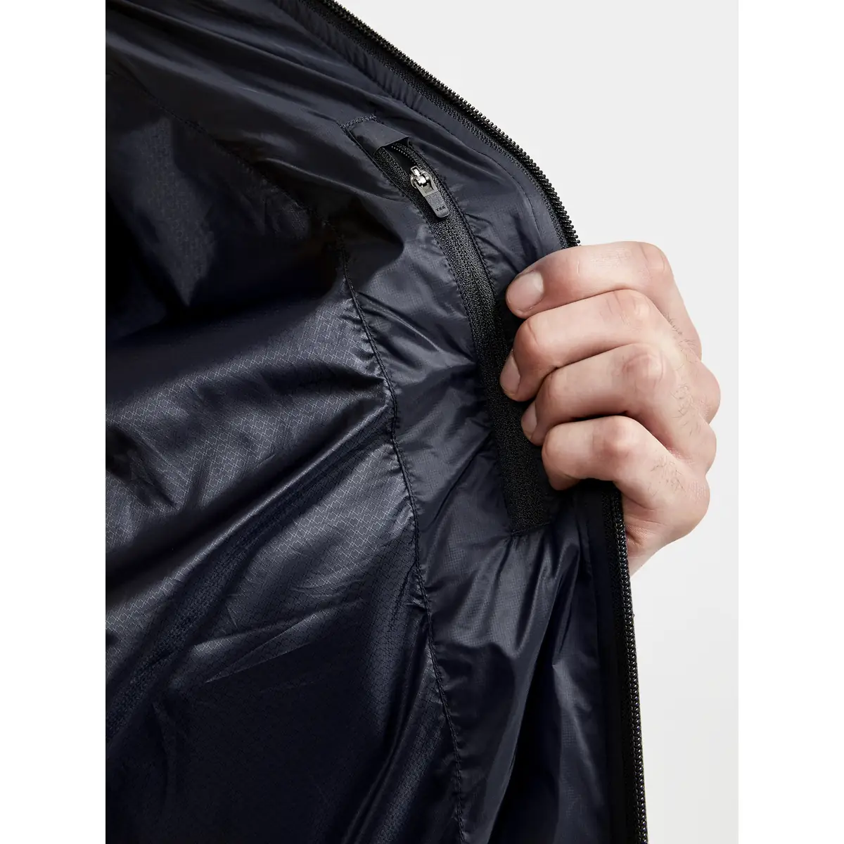 Chaqueta hombre CRAFT ADV EXPLORE DOWN JACKET 1911632 15 Chaqueta hombre CRAFT ADV EXPLORE DOWN JACKET 1911632, detalle del bolsillo interior con modelo