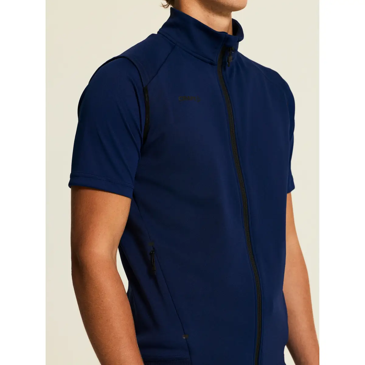 Chaleco hombre CRAFT ADV UNIFY VEST 1912161 8 Chaleco hombre CRAFT ADV UNIFY VEST 1912161, Navy, con modelo, detalle del cuello y el pecho