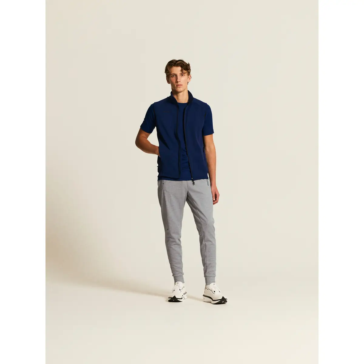 Chaleco hombre CRAFT ADV UNIFY VEST 1912161 10 Chaleco hombre CRAFT ADV UNIFY VEST 1912161, Navy, con modelo, vista frontal de tres cuartos