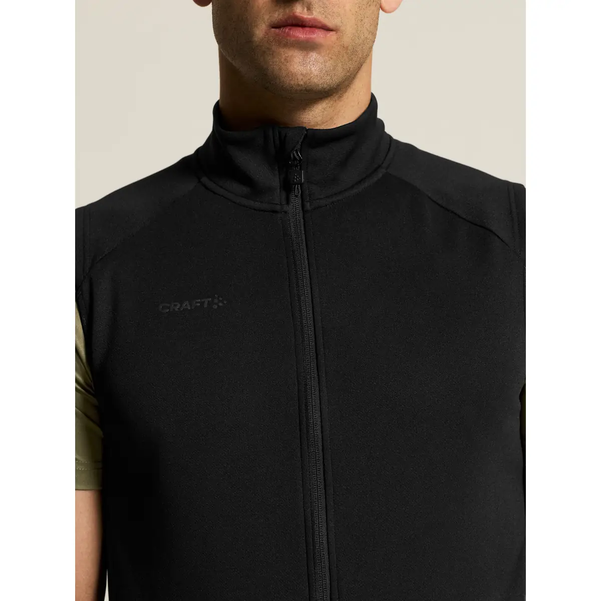 Chaleco hombre CRAFT ADV UNIFY VEST 1912161 27 Chaleco hombre CRAFT ADV UNIFY VEST 1912161, Negro, con modelo, detalle del cuello y el cierre