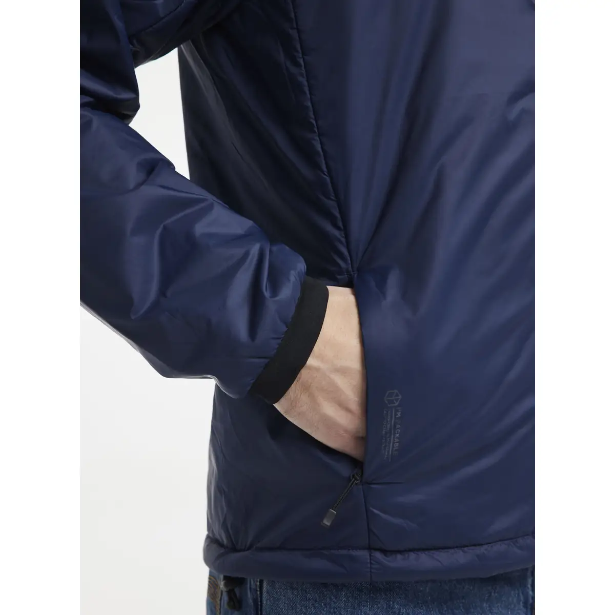 Chaqueta hombre CRAFT CORE LIGHT PADDED JACKET 1912215 9 Chaqueta hombre CRAFT CORE LIGHT PADDED JACKET 1912215, Blaze, con modelo, detalle del bolsillo lateral