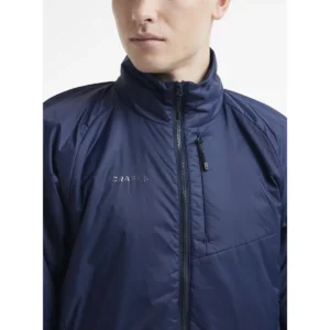 Chaqueta hombre CRAFT CORE LIGHT PADDED JACKET 1912215, Blaze, con modelo, detalle del cuello y el cierre