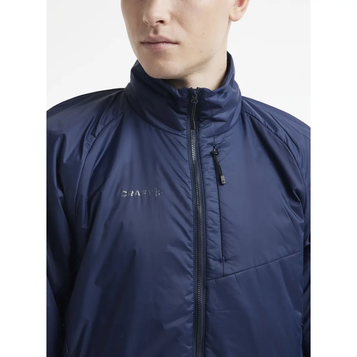 Chaqueta hombre CRAFT CORE LIGHT PADDED JACKET 1912215 10 Chaqueta hombre CRAFT CORE LIGHT PADDED JACKET 1912215, Blaze, con modelo, detalle del cuello y el cierre