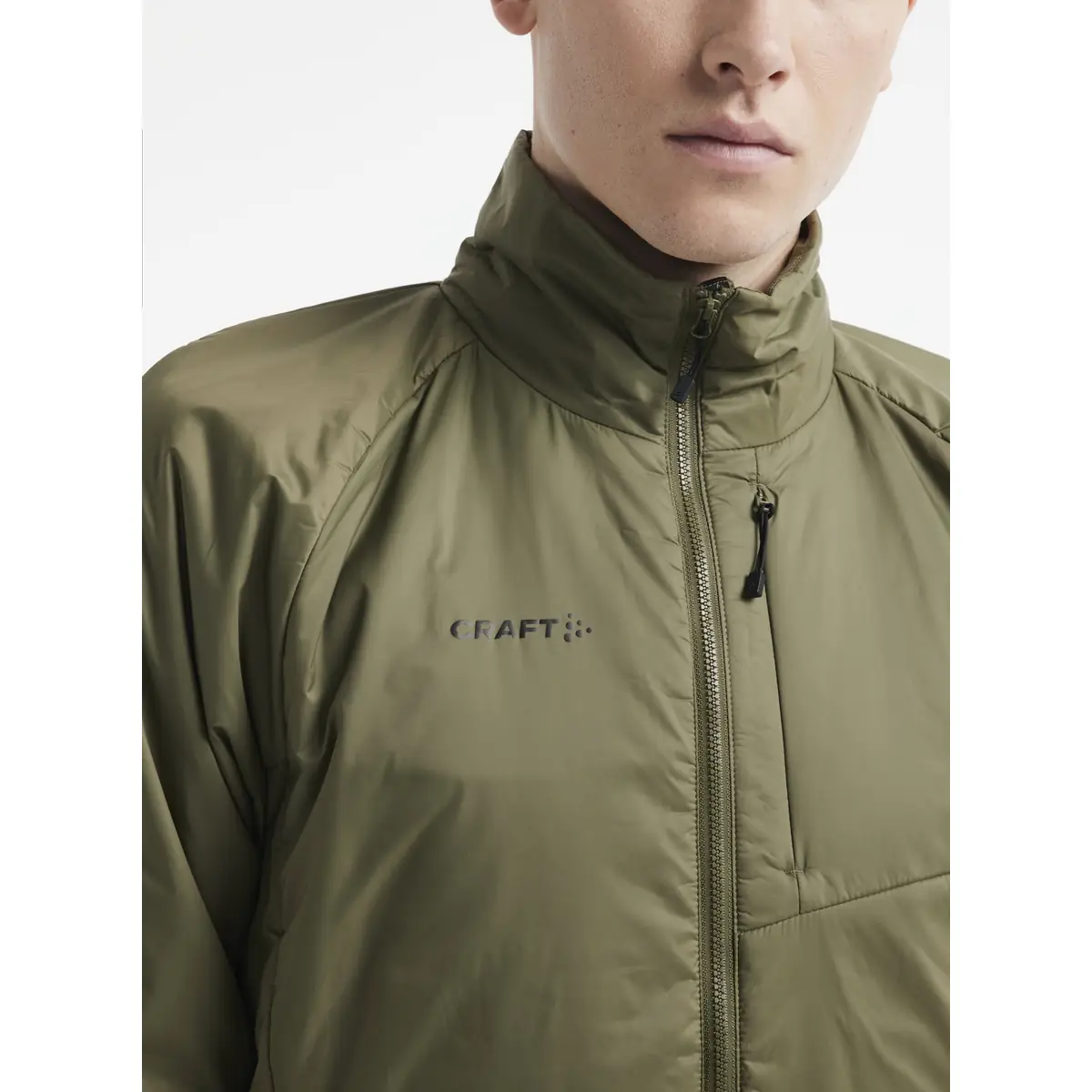 Chaqueta hombre CRAFT CORE LIGHT PADDED JACKET 1912215 15 Chaqueta hombre CRAFT CORE LIGHT PADDED JACKET 1912215, Rift, con modelo, detalle del cuello y el cierre