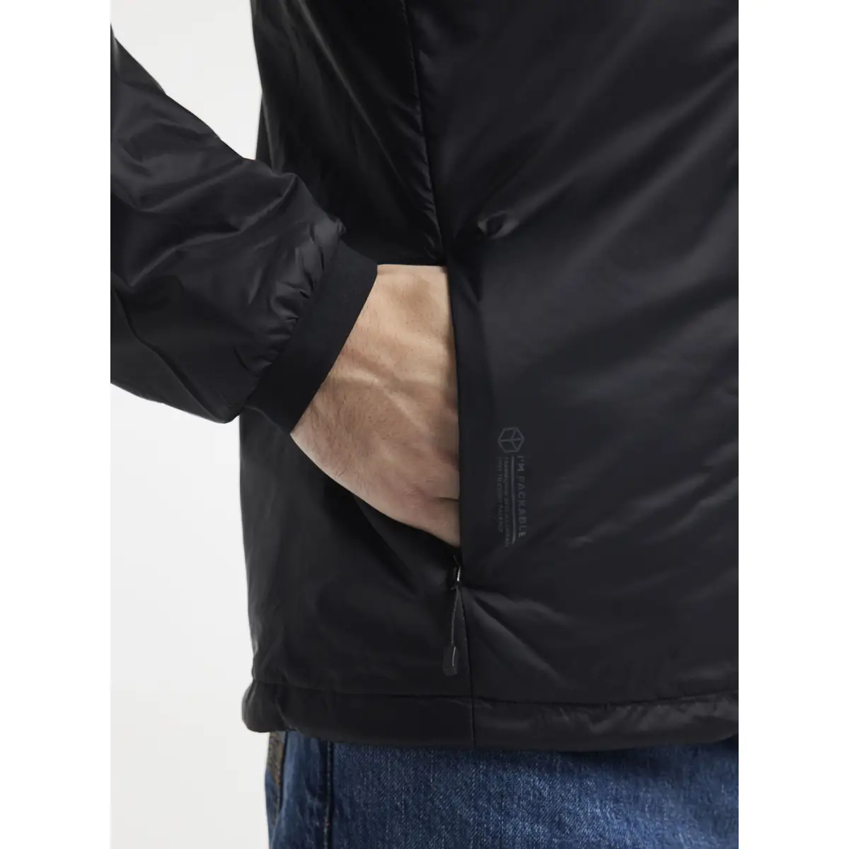 Chaqueta hombre CRAFT CORE LIGHT PADDED JACKET 1912215 19 Chaqueta hombre CRAFT CORE LIGHT PADDED JACKET 1912215, Negro, con modelo, detalle del bolsillo lateral