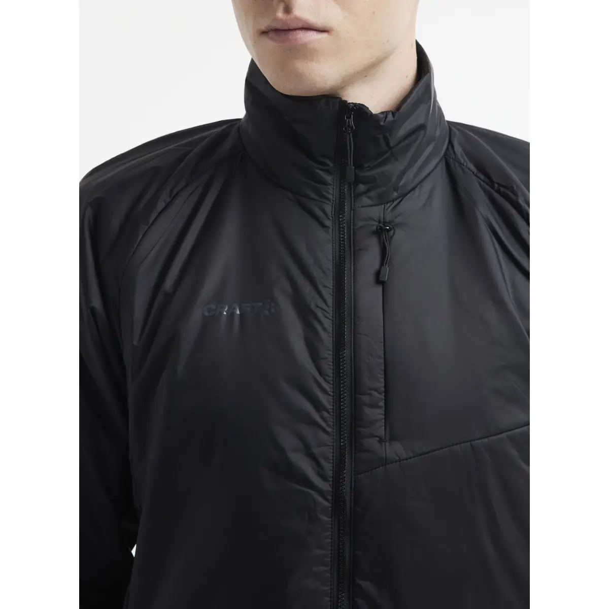Chaqueta hombre CRAFT CORE LIGHT PADDED JACKET 1912215 20 Chaqueta hombre CRAFT CORE LIGHT PADDED JACKET 1912215, Negro, con modelo, detalle del cuello y el cierre