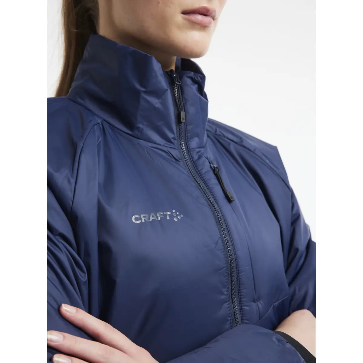 Chaqueta mujer CRAFT CORE LIGHT PADDED JACKET 1912216 9 Chaqueta mujer CRAFT CORE LIGHT PADDED JACKET 1912216, Blaze, con modelo, detalle de cuello y pecho