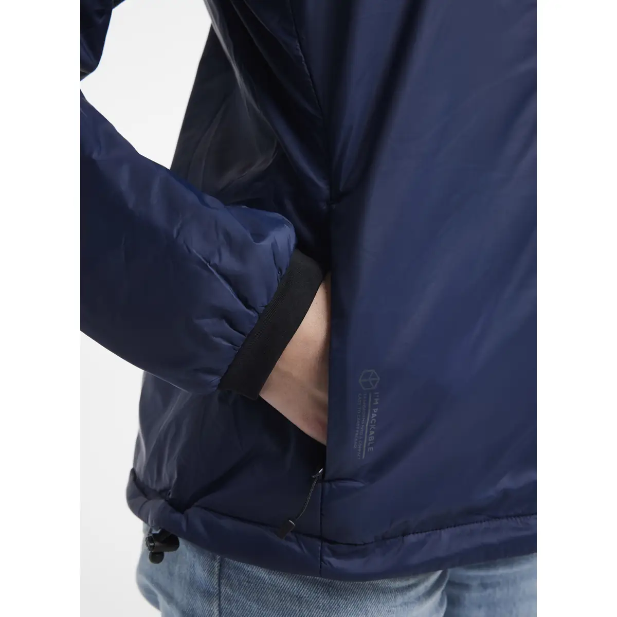 Chaqueta mujer CRAFT CORE LIGHT PADDED JACKET 1912216 10 Chaqueta mujer CRAFT CORE LIGHT PADDED JACKET 1912216, Blaze, con modelo, detalle del bolsillo lateral
