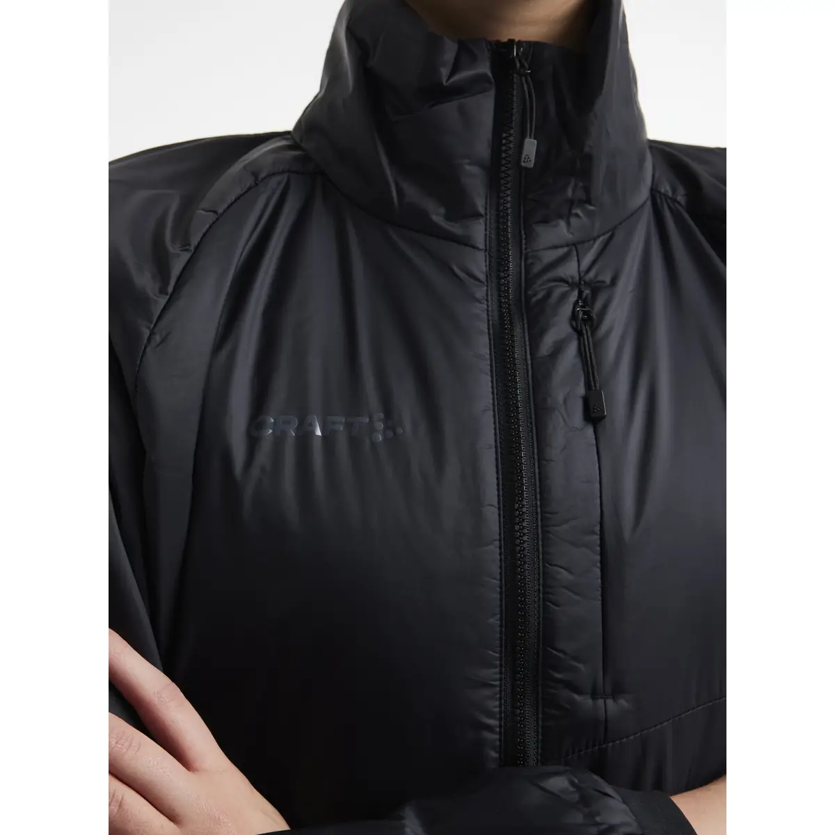 Chaqueta mujer CRAFT CORE LIGHT PADDED JACKET 1912216 19 Chaqueta mujer CRAFT CORE LIGHT PADDED JACKET 1912216, Negro, con modelo, detalle de cuello y pecho