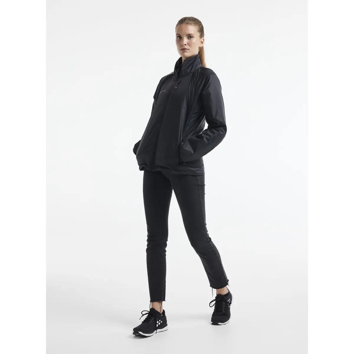Chaqueta mujer CRAFT CORE LIGHT PADDED JACKET 1912216 20 Chaqueta mujer CRAFT CORE LIGHT PADDED JACKET 1912216, Negro, con modelo, vista frontal de tres cuartos