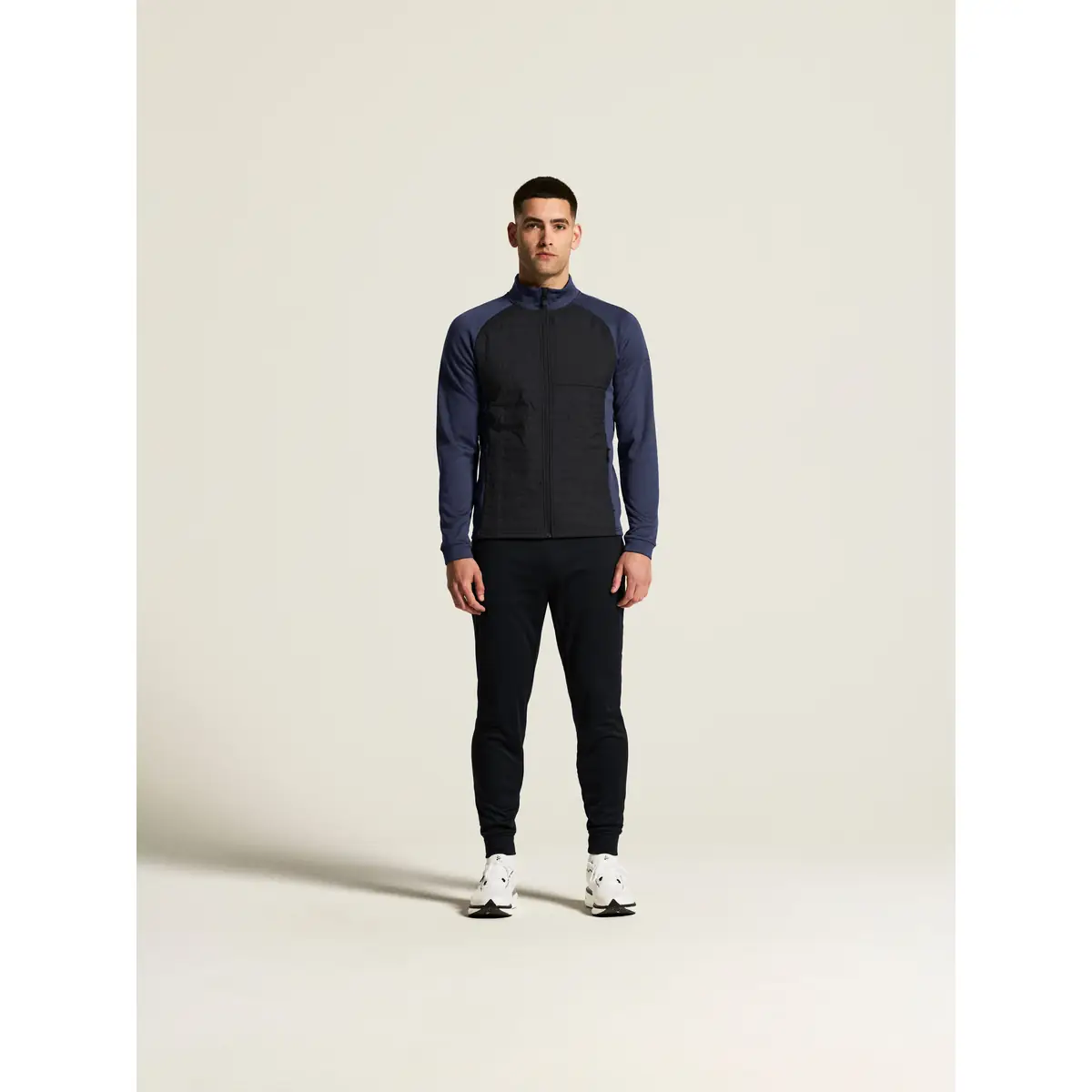 Chaqueta hombre CRAFT ADV UNIFY HYBRID JACKET 1912224 2 Chaqueta hombre CRAFT ADV UNIFY HYBRID JACKET 1912224, Navy/Black, con modelo, vista frontal de cuerpo entero
