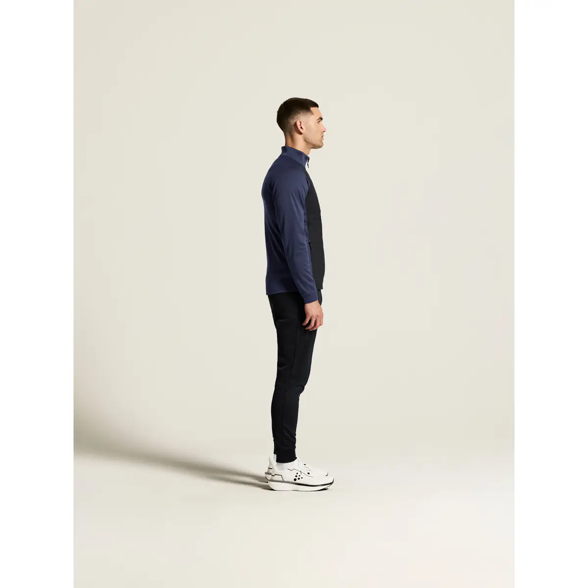 Chaqueta hombre CRAFT ADV UNIFY HYBRID JACKET 1912224 21 Chaqueta hombre CRAFT ADV UNIFY HYBRID JACKET 1912224, Navy/Black, con modelo, vista lateral de cuerpo entero