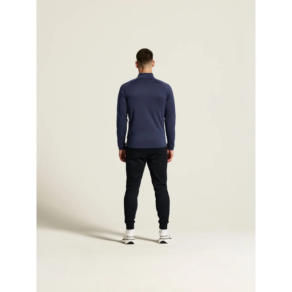 Chaqueta hombre CRAFT ADV UNIFY HYBRID JACKET 1912224 16 Chaqueta hombre CRAFT ADV UNIFY HYBRID JACKET 1912224, Navy/Black, con modelo, vista posterior de cuerpo entero