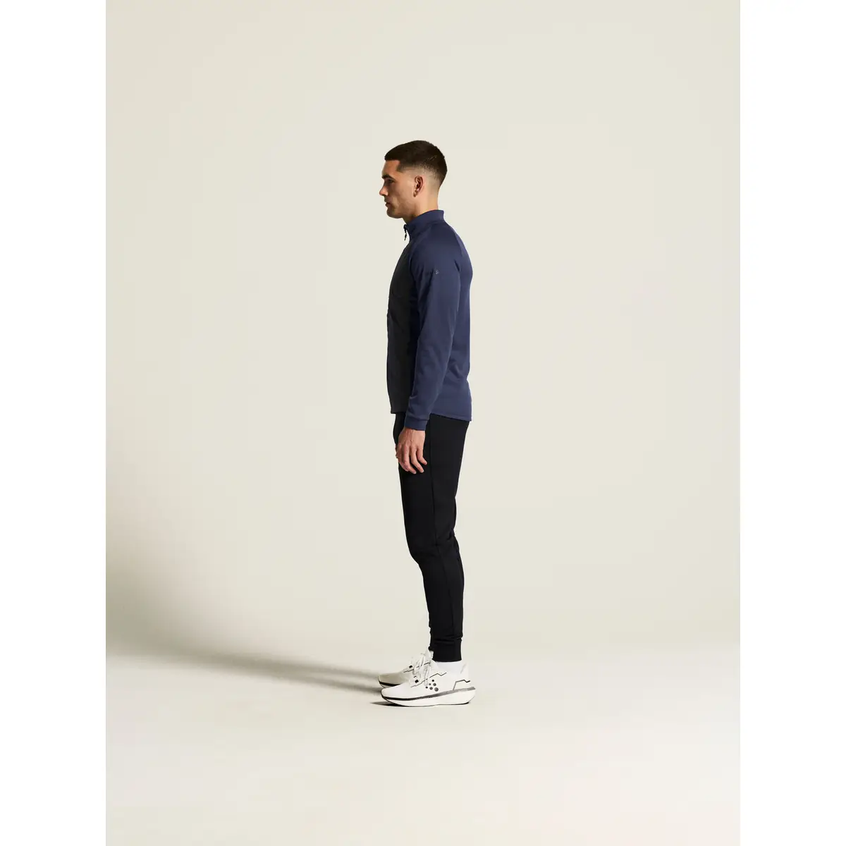 Chaqueta hombre CRAFT ADV UNIFY HYBRID JACKET 1912224 15 Chaqueta hombre CRAFT ADV UNIFY HYBRID JACKET 1912224, Navy/Black, con modelo, vista lateral