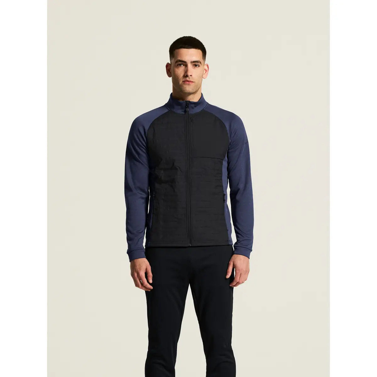 Chaqueta hombre CRAFT ADV UNIFY HYBRID JACKET 1912224 1 Chaqueta hombre CRAFT ADV UNIFY HYBRID JACKET 1912224, Navy/Black, con modelo
