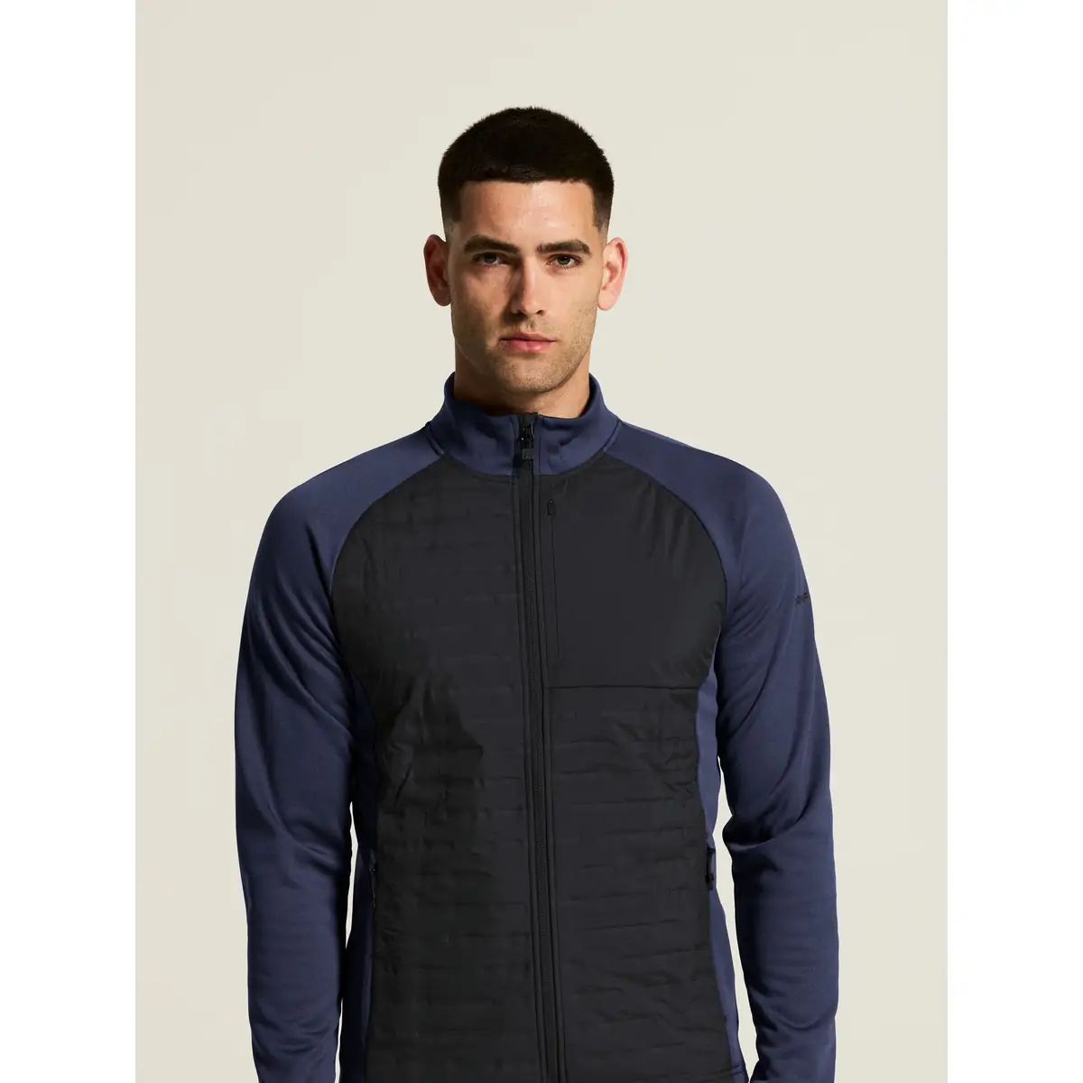 Chaqueta hombre CRAFT ADV UNIFY HYBRID JACKET 1912224 14 Chaqueta hombre CRAFT ADV UNIFY HYBRID JACKET 1912224, Navy/Black, con modelo, vista frontal