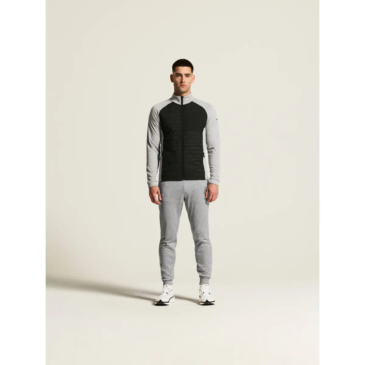 Chaqueta hombre CRAFT ADV UNIFY HYBRID JACKET 1912224 24 Chaqueta hombre CRAFT ADV UNIFY HYBRID JACKET 1912224, Grey melange/Black, con modelo, vista frontal de cuerpo entero