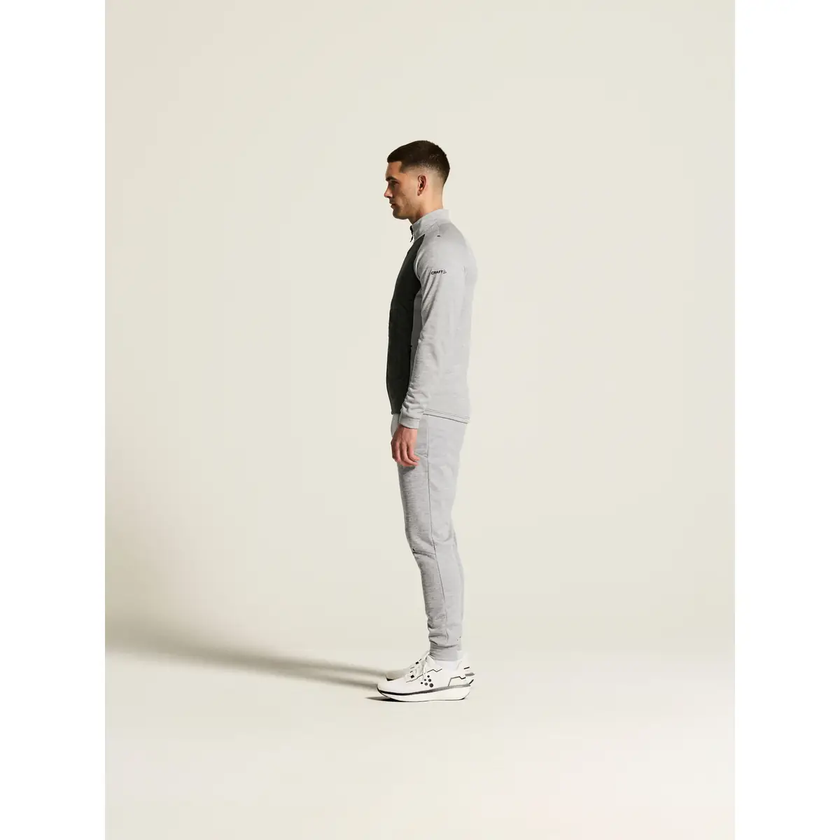 Chaqueta hombre CRAFT ADV UNIFY HYBRID JACKET 1912224 28 Chaqueta hombre CRAFT ADV UNIFY HYBRID JACKET 1912224, Grey melange/Black, con modelo, vista lateral de cuerpo entero
