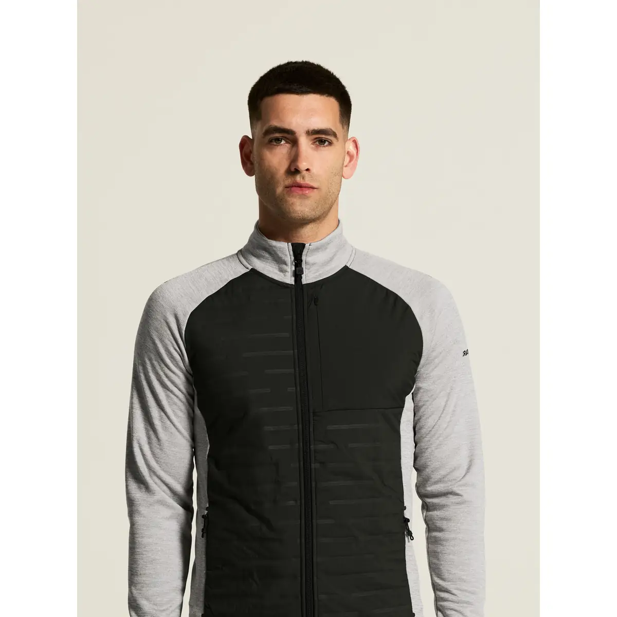 Chaqueta hombre CRAFT ADV UNIFY HYBRID JACKET 1912224 27 Chaqueta hombre CRAFT ADV UNIFY HYBRID JACKET 1912224, Grey melange/Black, con modelo, vista frontal