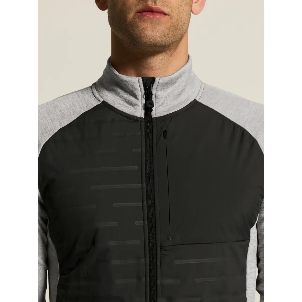 Chaqueta hombre CRAFT ADV UNIFY HYBRID JACKET 1912224 29 Chaqueta hombre CRAFT ADV UNIFY HYBRID JACKET 1912224, Grey melange/Black, con modelo, detalle de cuello y pecho