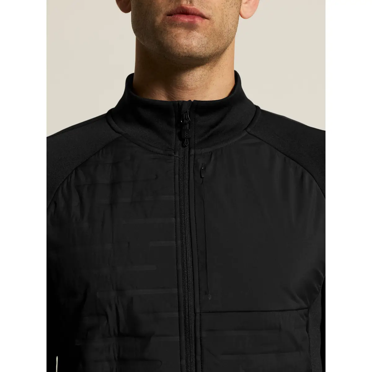 Chaqueta hombre CRAFT ADV UNIFY HYBRID JACKET 1912224 39 Chaqueta hombre CRAFT ADV UNIFY HYBRID JACKET 1912224, Negro, con modelo, detalle de cuello y pecho