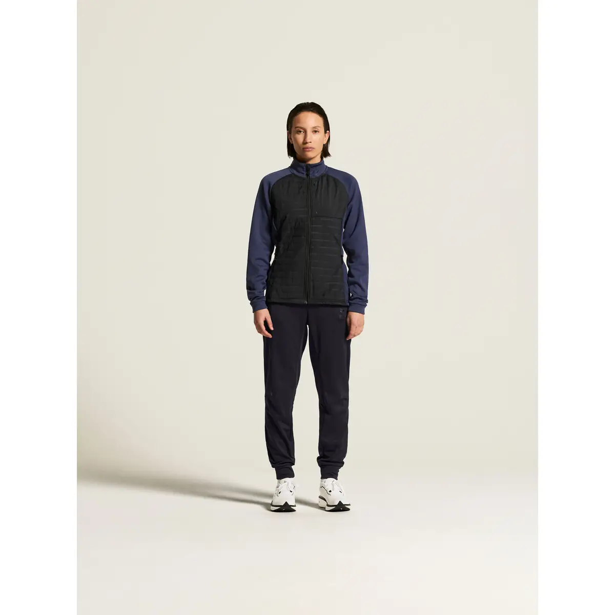 Chaqueta mujer CRAFT ADV UNIFY HYBRID JACKET 1912225 1 Chaqueta mujer CRAFT ADV UNIFY HYBRID JACKET 1912225, Navy/Black, con modelo