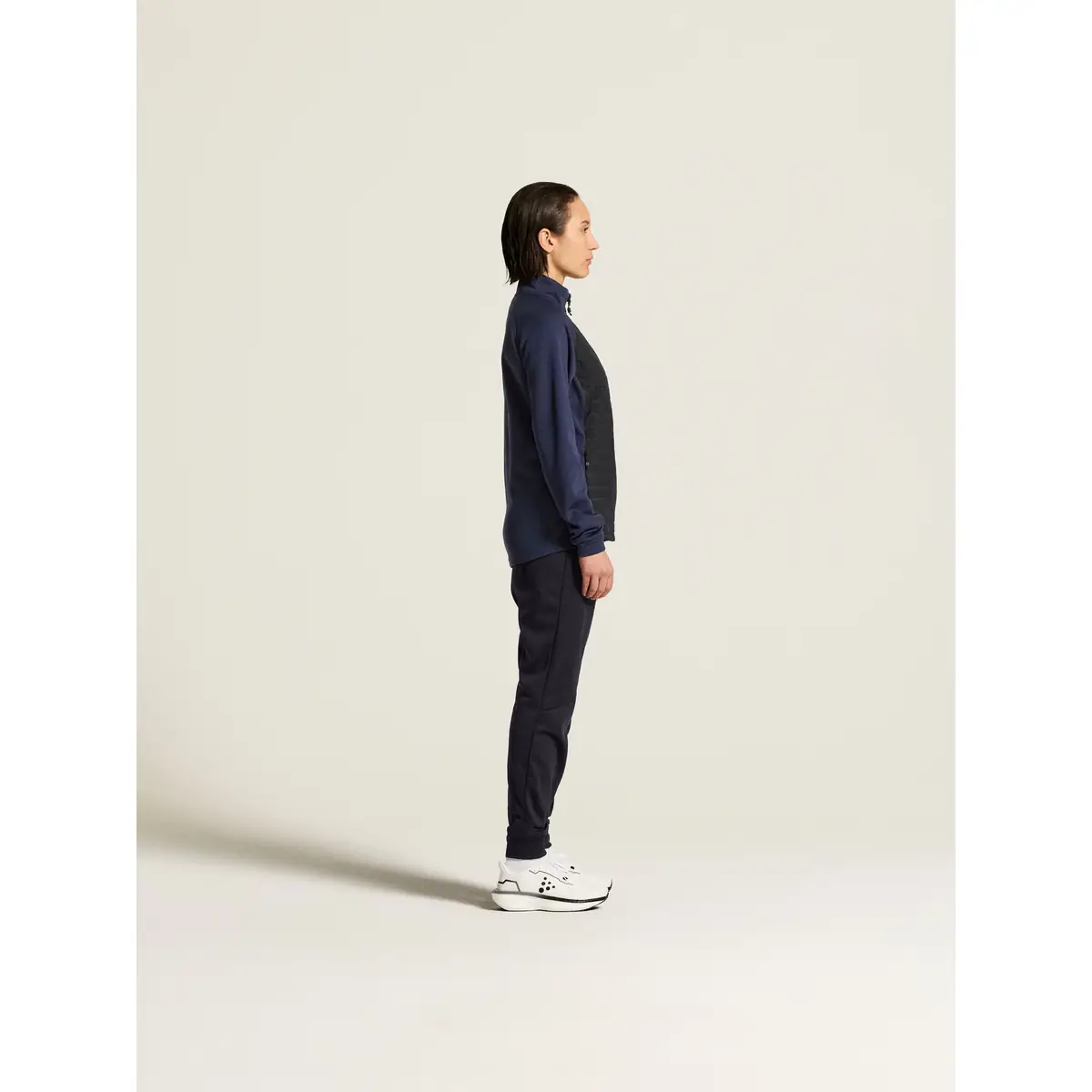 Chaqueta mujer CRAFT ADV UNIFY HYBRID JACKET 1912225 2 Chaqueta mujer CRAFT ADV UNIFY HYBRID JACKET 1912225, Navy/Black, con modelo, vista lateral del conjunto