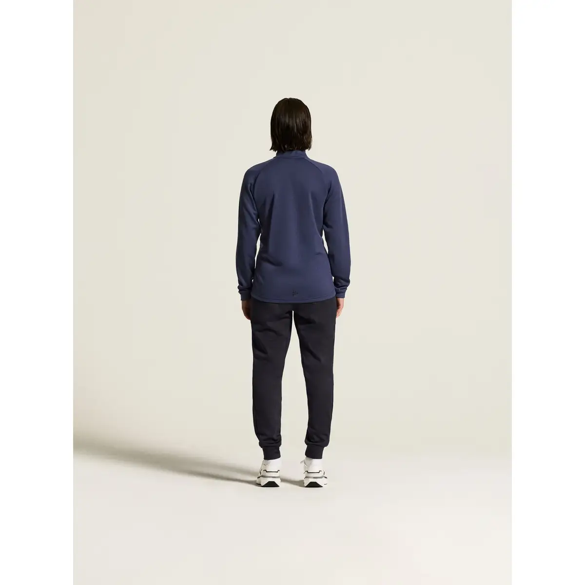Chaqueta mujer CRAFT ADV UNIFY HYBRID JACKET 1912225 15 Chaqueta mujer CRAFT ADV UNIFY HYBRID JACKET 1912225, Navy/Black, con modelo, vista posterior del conjunto