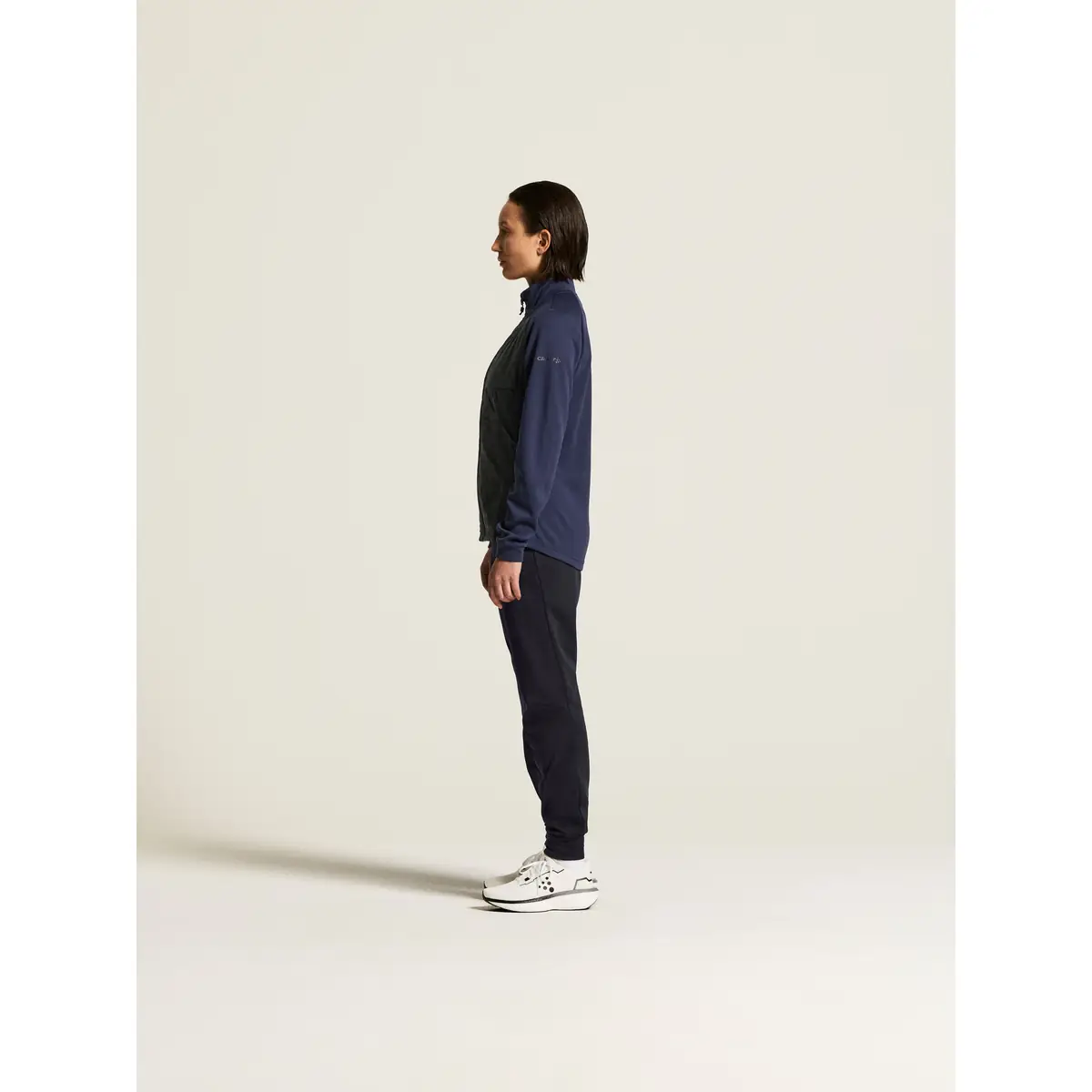 Chaqueta mujer CRAFT ADV UNIFY HYBRID JACKET 1912225 17 Chaqueta mujer CRAFT ADV UNIFY HYBRID JACKET 1912225, Navy/Black, con modelo, vista lateral del conjunto