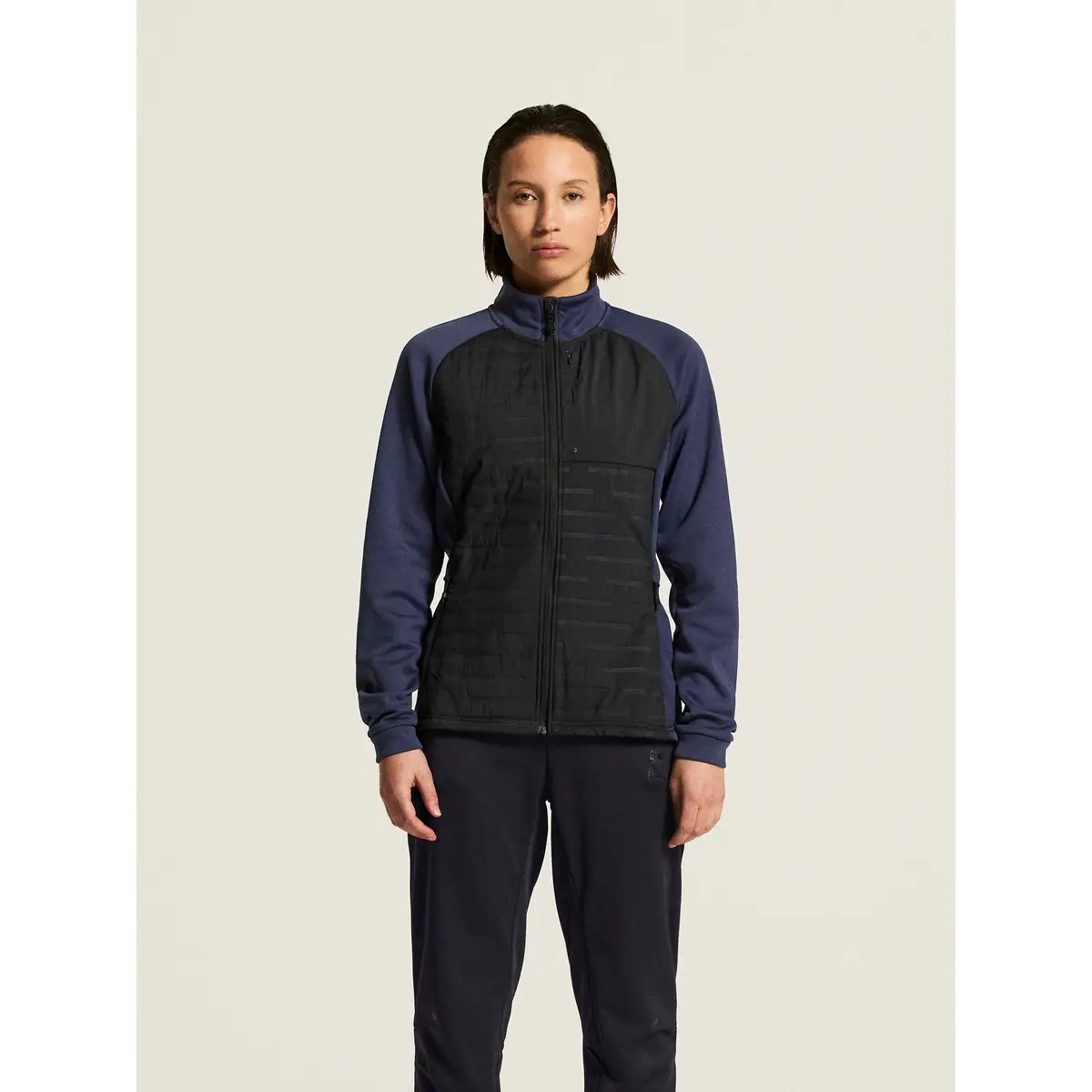 Chaqueta mujer CRAFT ADV UNIFY HYBRID JACKET 1912225 16 Chaqueta mujer CRAFT ADV UNIFY HYBRID JACKET 1912225, Navy/Black, con modelo, vista frontal