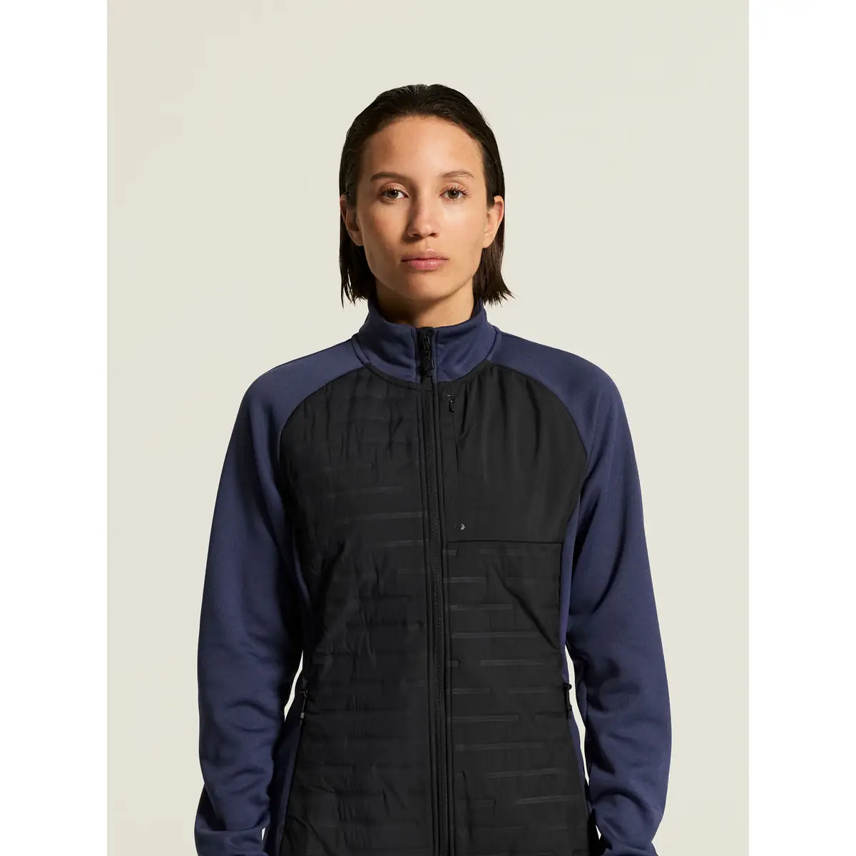 Chaqueta mujer CRAFT ADV UNIFY HYBRID JACKET 1912225 20 Chaqueta mujer CRAFT ADV UNIFY HYBRID JACKET 1912225, Navy/Black, con modelo, vista frontal