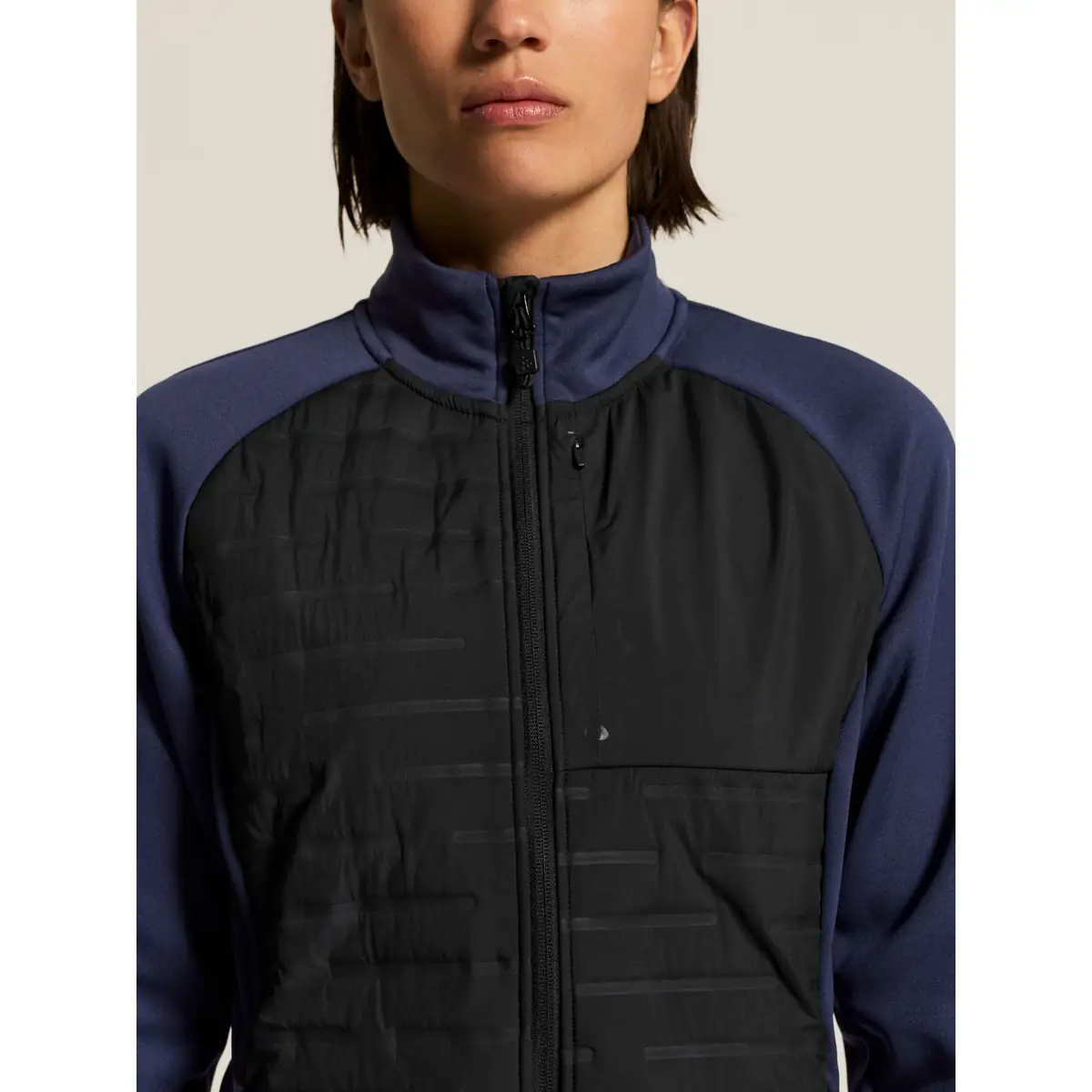 Chaqueta mujer CRAFT ADV UNIFY HYBRID JACKET 1912225 18 Chaqueta mujer CRAFT ADV UNIFY HYBRID JACKET 1912225, Navy/Black, con modelo, detalle del cuello y el frontal
