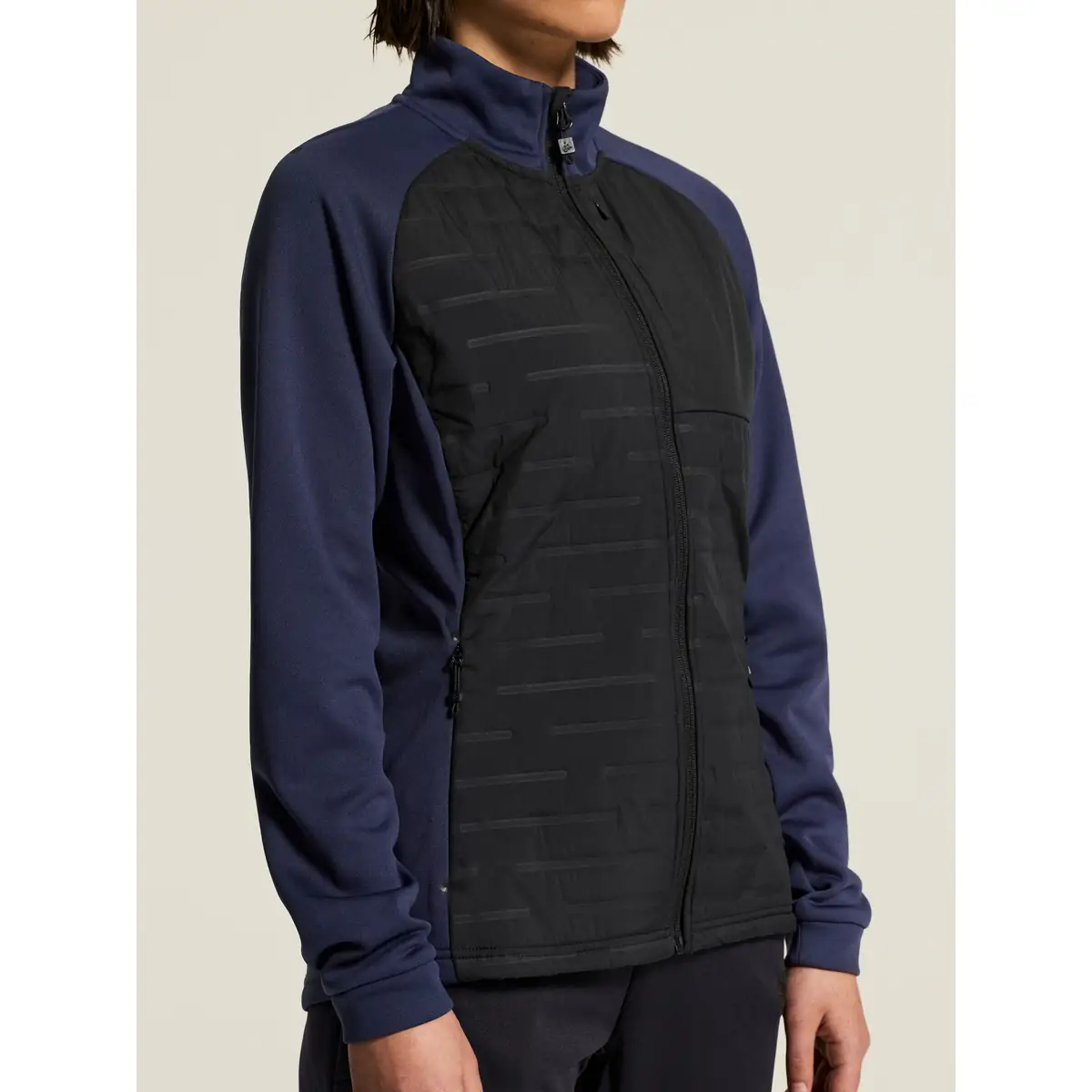 Chaqueta mujer CRAFT ADV UNIFY HYBRID JACKET 1912225 21 Chaqueta mujer CRAFT ADV UNIFY HYBRID JACKET 1912225, Navy/Black, con modelo, vista frontal de tres cuartos