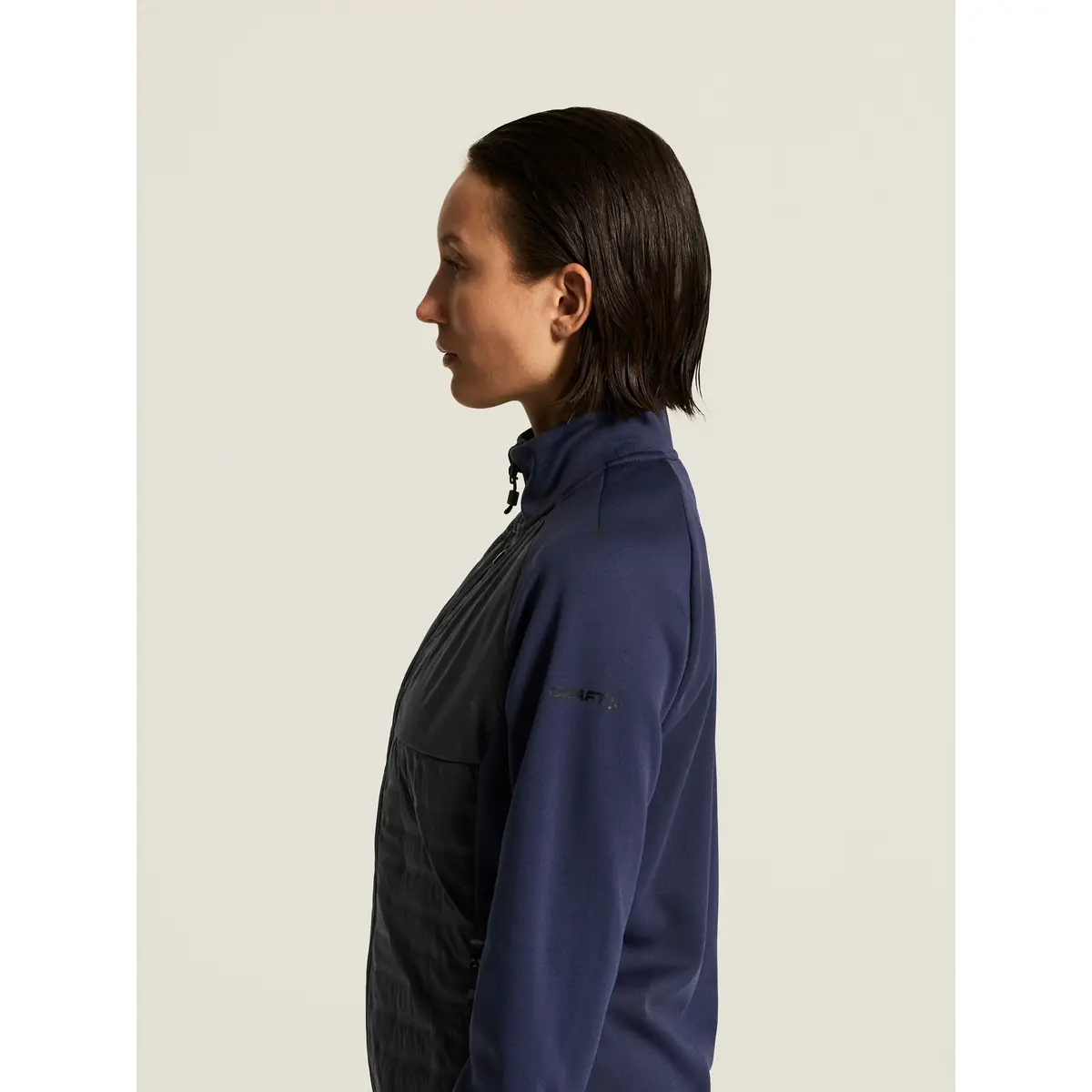 Chaqueta mujer CRAFT ADV UNIFY HYBRID JACKET 1912225 19 Chaqueta mujer CRAFT ADV UNIFY HYBRID JACKET 1912225, Navy/Black, con modelo, vista lateral