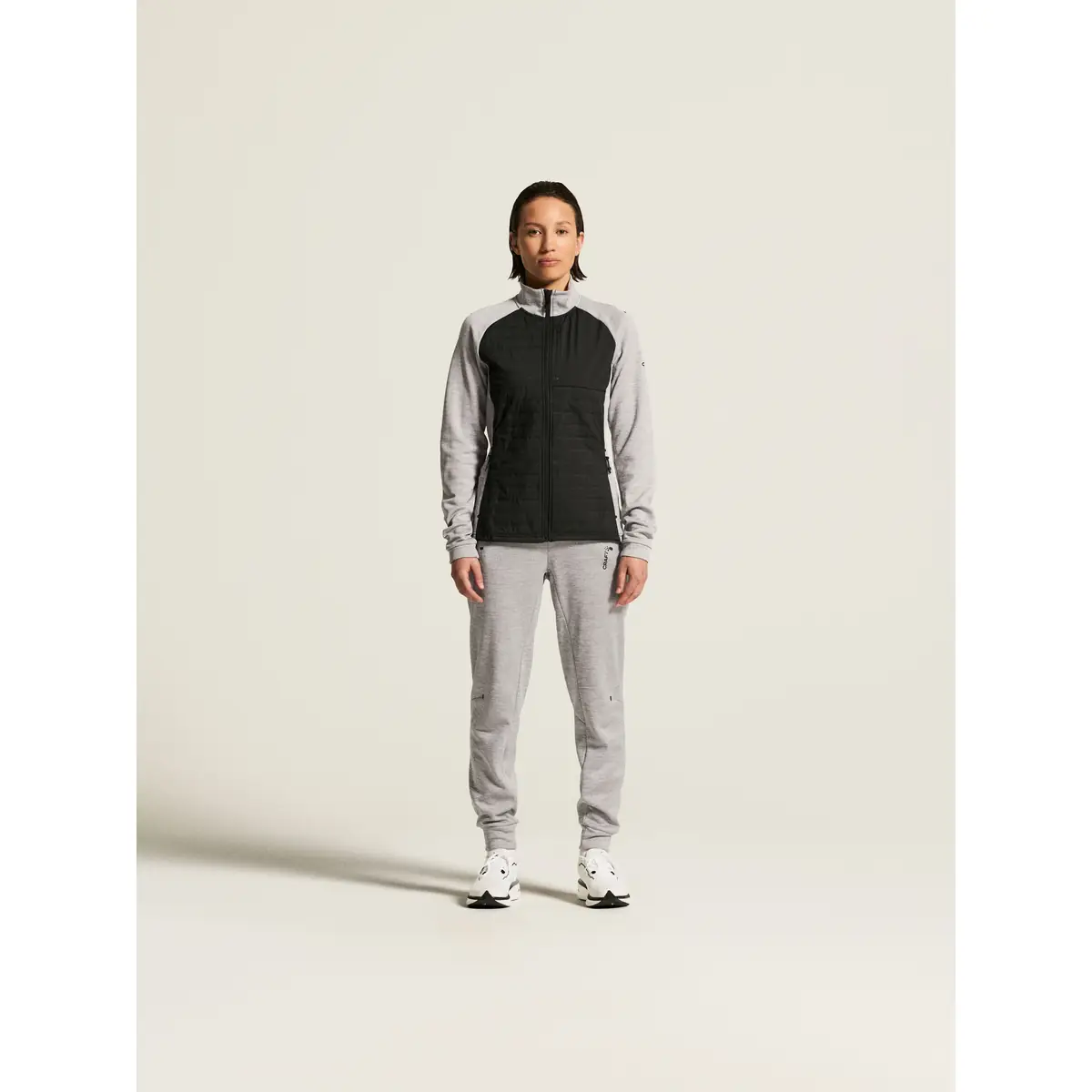 Chaqueta mujer CRAFT ADV UNIFY HYBRID JACKET 1912225 24 Chaqueta mujer CRAFT ADV UNIFY HYBRID JACKET 1912225, Grey melange/Black, con modelo, vista frontal del conjunto