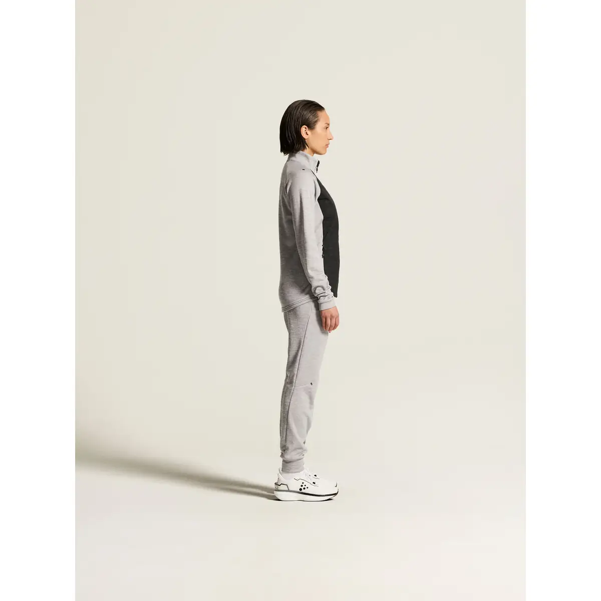 Chaqueta mujer CRAFT ADV UNIFY HYBRID JACKET 1912225 25 Chaqueta mujer CRAFT ADV UNIFY HYBRID JACKET 1912225, Grey melange/Black, con modelo, vista lateral del conjunto