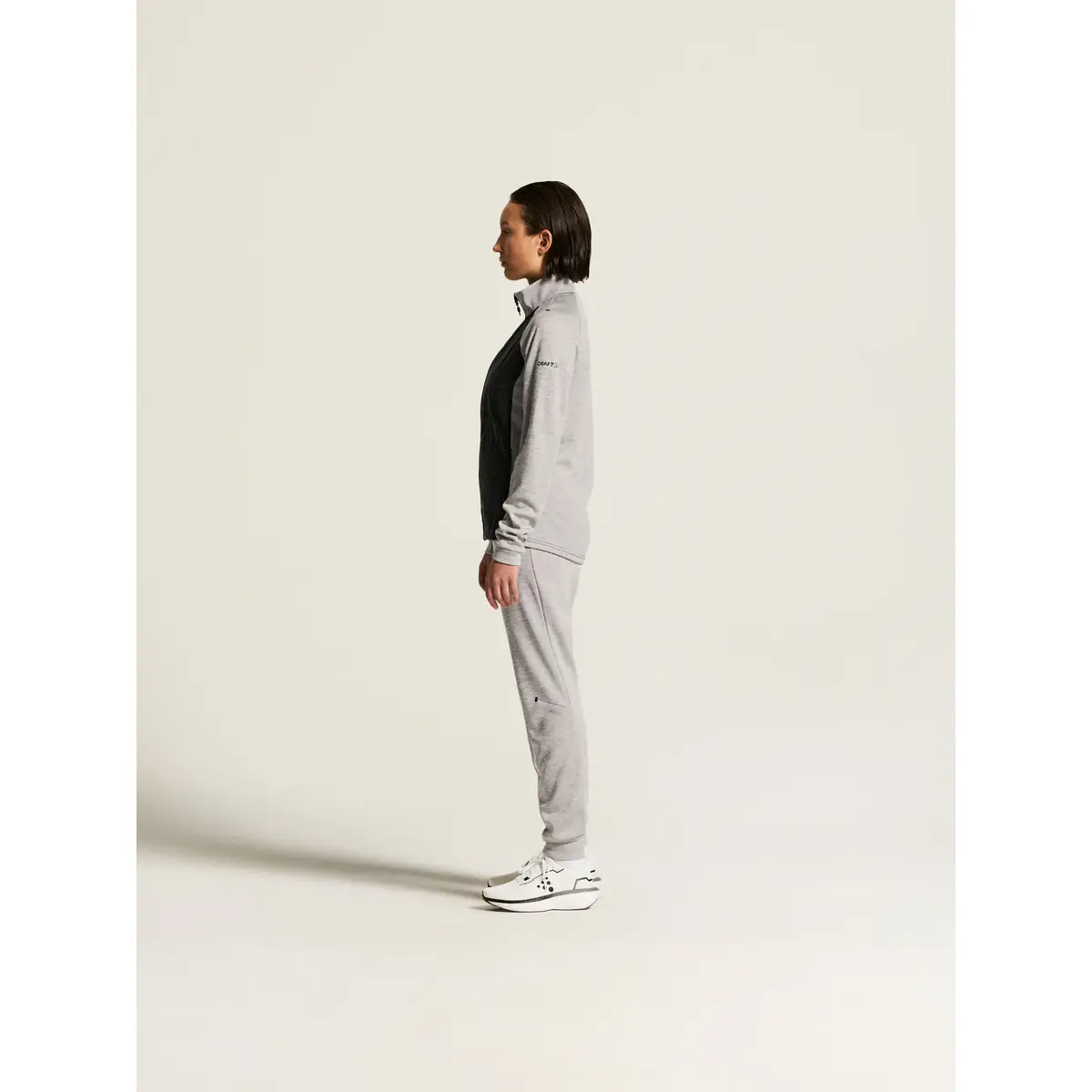 Chaqueta mujer CRAFT ADV UNIFY HYBRID JACKET 1912225 29 Chaqueta mujer CRAFT ADV UNIFY HYBRID JACKET 1912225, Grey melange/Black, con modelo, vista lateral del conjunto