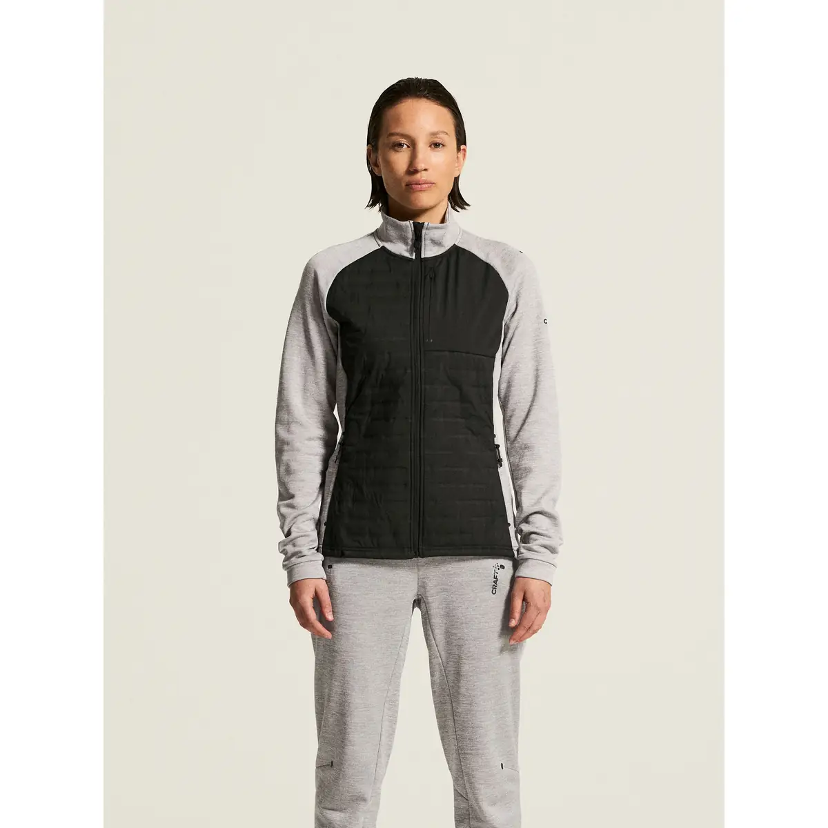 Chaqueta mujer CRAFT ADV UNIFY HYBRID JACKET 1912225 23 Chaqueta mujer CRAFT ADV UNIFY HYBRID JACKET 1912225, Grey melange/Black, con modelo, vista frontal