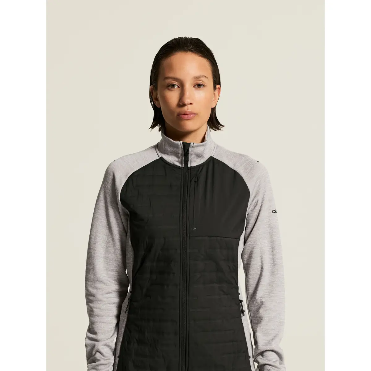 Chaqueta mujer CRAFT ADV UNIFY HYBRID JACKET 1912225 27 Chaqueta mujer CRAFT ADV UNIFY HYBRID JACKET 1912225, Grey melange/Black, con modelo, vista frontal