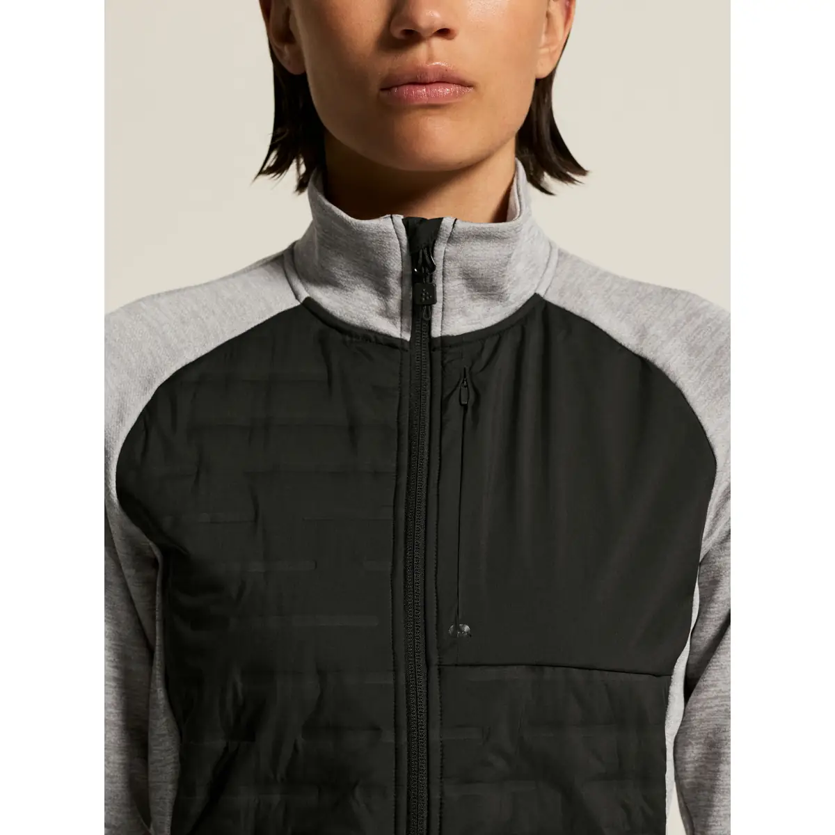 Chaqueta mujer CRAFT ADV UNIFY HYBRID JACKET 1912225 31 Chaqueta mujer CRAFT ADV UNIFY HYBRID JACKET 1912225, Grey melange/Black, con modelo, detalle del cuello y el frontal