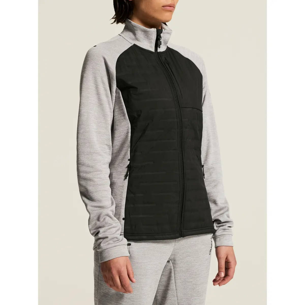 Chaqueta mujer CRAFT ADV UNIFY HYBRID JACKET 1912225 30 Chaqueta mujer CRAFT ADV UNIFY HYBRID JACKET 1912225, Grey melange/Black, con modelo, vista frontal de tres cuartos