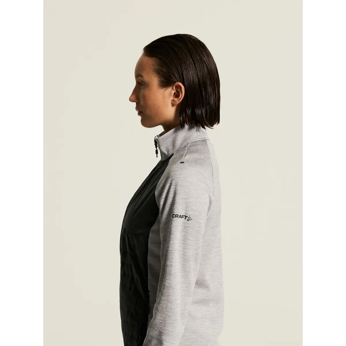 Chaqueta mujer CRAFT ADV UNIFY HYBRID JACKET 1912225 32 Chaqueta mujer CRAFT ADV UNIFY HYBRID JACKET 1912225, Grey melange/Black, con modelo, vista lateral